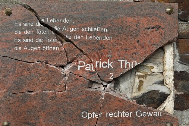 Gedenkstein für Neonazi-Opfer zerstört - Die zerstörte Tafel erinnert an Patrick Thürmer, der vor 22 Jahren starb, nachdem Neonazis auf ihn eingeschlagen hatten. 