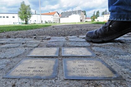 Gedenkstein für Opfer des NS-Regimes wiederholt beschmiert - In der Glauchauer Unterstadt, Am Graben 3, erinnern diese vier Steine an vier Schicksale von Opfern des NS-Regimes.