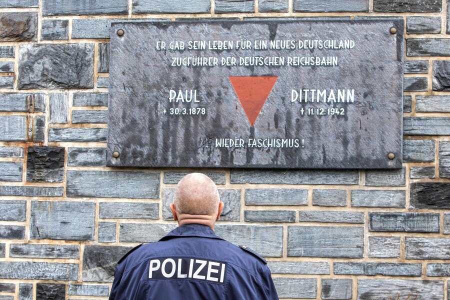 Gedenktafel am Oberen Bahnhof in Plauen erneut beschmiert - Unbekannte haben die Gedenktafel zu Ehren des Lokführers Paul Dittmann am Oberen Bahnhof erneut beschmiert. Dittmann half verfolgten Menschen während des Nazi-Regimes.