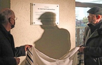 Gedenktafel erinnert an Arzt mit jüdischen Wurzeln - Pfarrer Ferry Suarez (rechts) und Harro Jenss haben die Ehrentafel für den Mediziner Kurt Ferdinand Boas enthüllt.