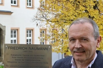 Lichtensteins Stadtrat Mario Müller mit der Naumann-Tafel vor dem neuen Standort.