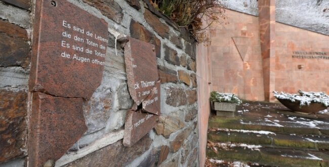 Die Gedenktafel am Denkmal an der Auffahrt zum Pfaffenberg ist das zweite Mal komplett zerstört worden. 