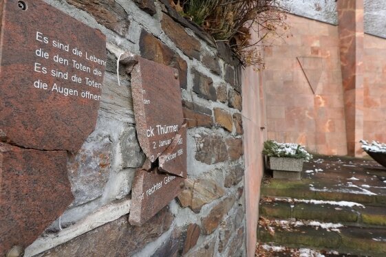 Gedenktafel zum zweiten Mal zerstört - Die Gedenktafel am Denkmal an der Auffahrt zum Pfaffenberg ist das zweite Mal komplett zerstört worden. 