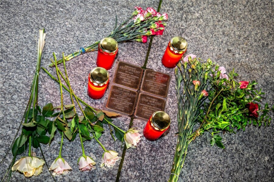 Gedenktag für die Opfer des Nationalsozialismus: Das ist in Flöha, Oederan und Eppendorf geplant - An den Stolpersteinen in Oederan haben Bürger am 8. November 2023 an die Reichspogromnacht erinnert.