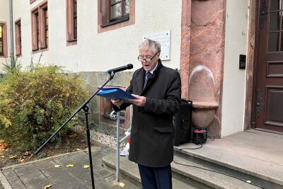 Gedenkveranstaltung für Opfer der Euthanasie und Zwangssterilisation in Zwickau - Bei einer Gedenkveranstaltung vor dem „Haus Muldenblick“ erinnerte Edmund Käbisch an die Euthanasie-Opfer.