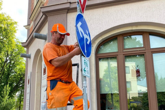 Gedrehte Einbahnstraßen - Wie lief der erste Tag in Stollberg? - An der Kreuzung Zwickauer/Schneeberger/Herrenstraße: Olaf Markert von der KGS schraubt ein Schild fest.