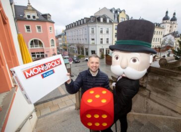 Geeignete Straßen und Plätze für Plauen-Monopoly gesucht - Florian Freitag (links) und "Mr. Monopoly" gaben jetzt den Startschuss für die Bürgerbeteiligung zum neuen Plauen-Spiel. 