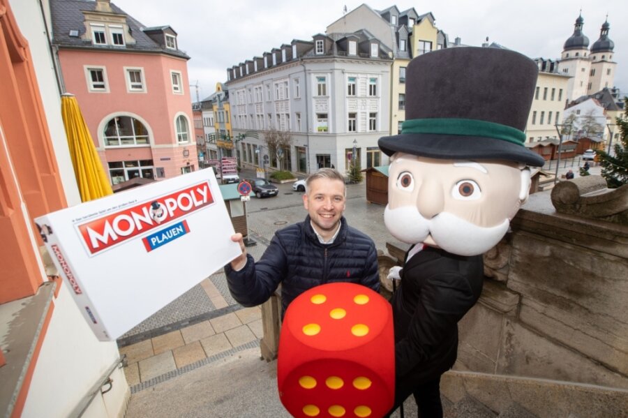 Florian Freitag (links) und "Mr. Monopoly" gaben jetzt den Startschuss für die Bürgerbeteiligung zum neuen Plauen-Spiel. 