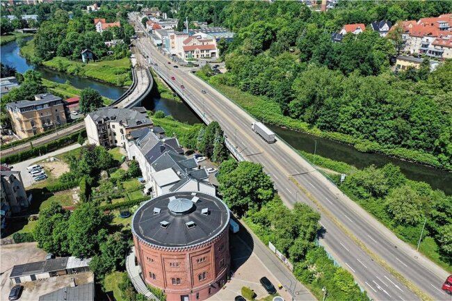 Gefährliche Aktion in Zwickau: Unbekannte werfen Schottersteine auf die B 93 - An der Mauritiusbrücke in Zwickau wurden Steine auf mehrere Autos geworfen. 