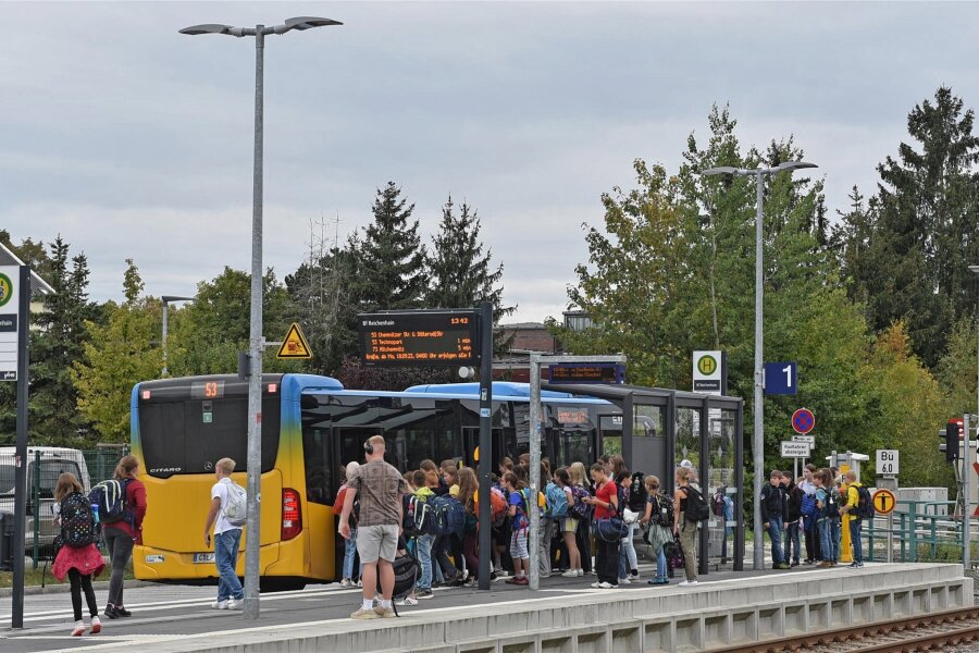 Gefährliche Hektik nach Schulschluss in Chemnitz: Schüler rennen über Gleise, um Anschluss zu schaffen - Nachmittags am Bahnhof Chemnitz-Reichenhain: Schüler drängen nach Unterrichtsschluss in den Bus der Linie 53, der ins Heckertgebiet fährt. Wer nicht mitkommt, muss eine halbe Stunde auf den nächsten warten.