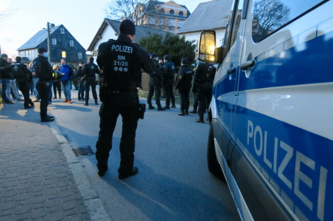 Bei einer Versammlung in Zwönitz wurden zwei Männer wegen gefährlicher Körperverletzung gegen einen Polizisten festgenommen.