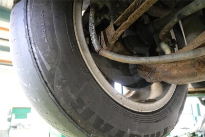 Gefährliche Manöver auf A4 enden mit Stilllegung eines VW - Einer von 30 Mängeln am VW: rissiger Bremsschlauch und alte Reifen.