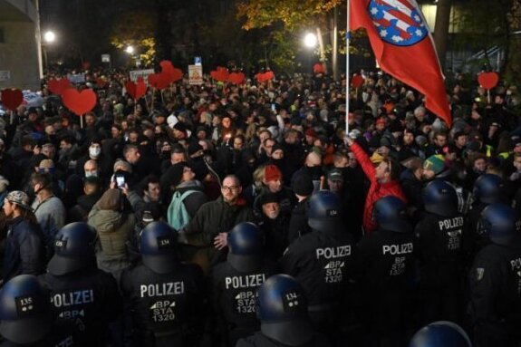 Gefährlicher Angriff nach Querdenken-Demo in Leipzig - Soko Linx ermittelt wegen versuchten Totschlags - Die Polizei sperrt den Weg von Gegnern der Corona-Politik im Leipziger Zentrum. Gegen die Kundgebung regte sich breiter Protest.
