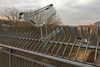 Gefährlicher Scherz in Plauen: Einkaufwagen über Fußweg gehängt - Unbekannte haben den Einkaufswagen in einem Geländer der Friedensbrücke verkeilt.
