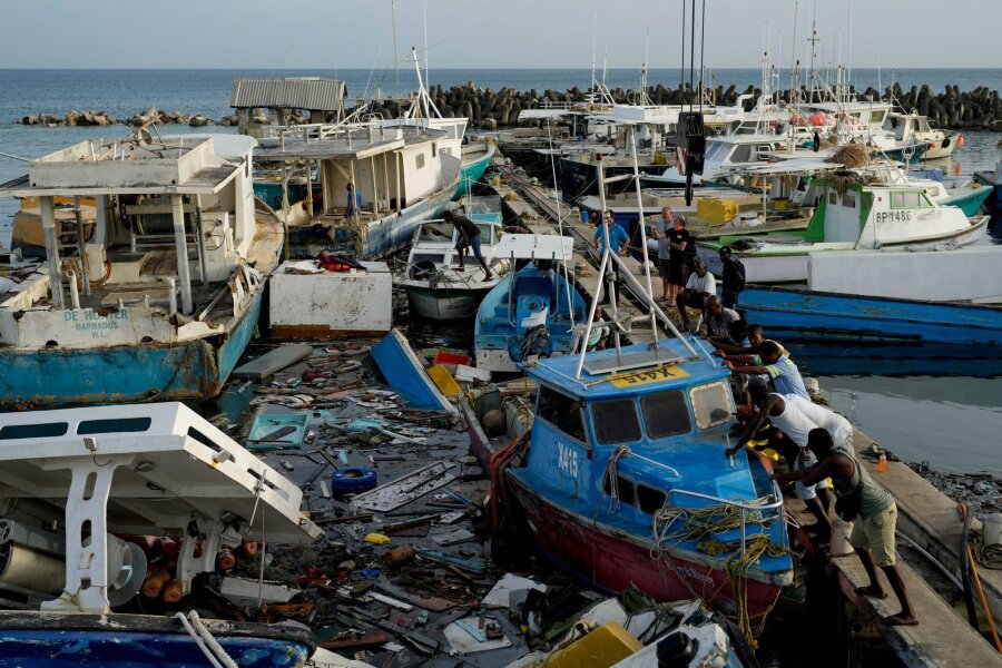 Gefährlicher Sturm "Beryl" nähert sich Jamaika - Hurrikan "Beryl" sorgte auch hier im Hafen von Bridgetown für massive Schäden.