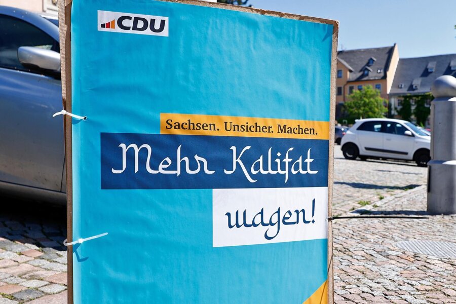 Gefälschte CDU-Wahlplakate im Kreis Zwickau: Staatsschutz nimmt Ermittlungen auf - „Mehr Kalifat wagen“ steht auf den Plakaten, die am Wochenende in Hohenstein-Ernstthal und Oberlungwitz aufgetaucht sind.
