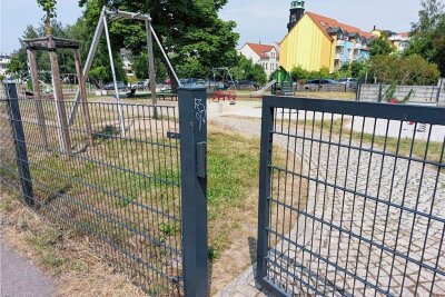 Gefahr an Zwickauer Kinderspielplatz: Türklinke fehlt - Am Spielplatz an der Spiegelstraße/Robert-Blum-Straße fehlt derzeit einer Tür die Klinke.