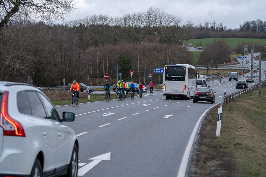 Gefahr Autobahnbrücke in Treuen: Bürgerinitiative erregt mit Rundfahrt Aufmerksamkeit - 