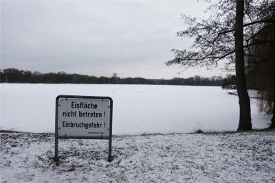 Gefahr durch zugefrorene Seen in Zwickau: Diese Tipps können Leben retten - Am Schwanenteich in Zwickau warnen große Schilder vorm Betreten der Eisfläche. Die werden jedoch immer wieder ignoriert.