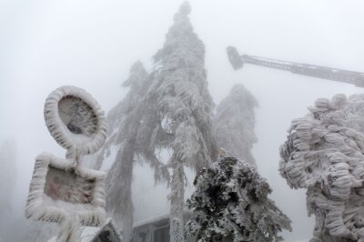Gefahr im oberen Erzgebirge - Bäume brechen unter Eislast - 
