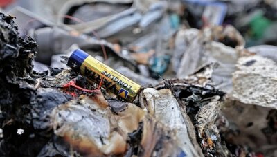 Gefahren bei falscher Mülltrennung: Abfallamt veröffentlicht einen Appell - Die Batterie lag zwischen dem Plastikmüll, der in einem Sammelfahrzeug in Meerane in Brand geraten ist. 