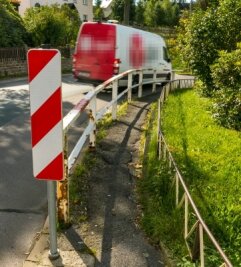 Gefahrenstelle an Doppelkurve bald Geschichte - Die Gefahrenstelle in Mauersberg: Der Fußweg ist nicht nur marode, sondern auch viel zu eng. 