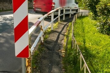Gefahrenstelle an Doppelkurve bald Geschichte - Die Gefahrenstelle in Mauersberg: Der Fußweg ist nicht nur marode, sondern auch viel zu eng. 