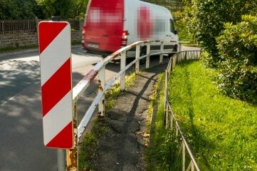 Gefahrenstelle ist bald Geschichte - Die Gefahrenstelle in Mauersberg: Der Fußweg ist nicht nur marode, sondern auch viel zu eng. 