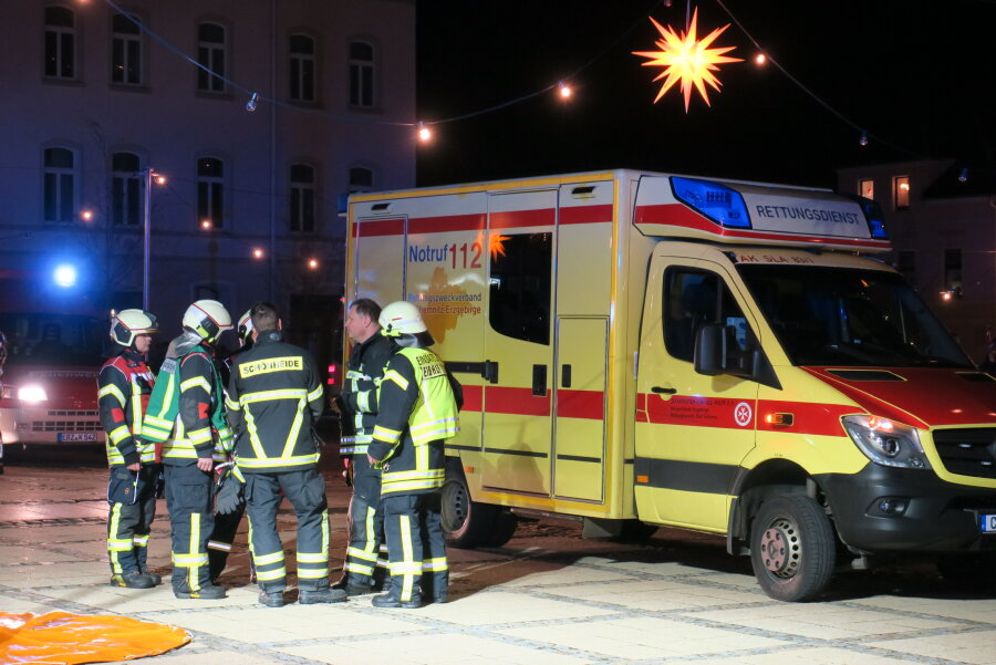 Gefahrgut-Einsatz in Eibenstock: Mehrere Hausbewohner verletzt - Mehrere Hausbewohner in der Straße An der Bergstraße wurden durch eine übelriechende Flüssigkeit verletzt.