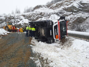 Gefahrgut-Lkw in Steinbruch umgestürzt - Ammoniumnitrat ausgelaufen - 