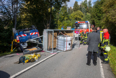 Gefahrgut-Unfall in Schlettau: Keine Schäden für die Umwelt - Auf dem Anhänger des verunglückten Autos befand sich ein 1000-Liter-Kanister mit Gefahrgut. 
