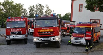 Gefahrguteinsatz am Dorfbach: Droht ein Streit um die Kosten? - Die Fläche am "Roten Stock" war Parkplatz für die Feuerwehrfahrzeuge, die aufgrund einer Grünfärbung im Bach alarmiert worden. 
