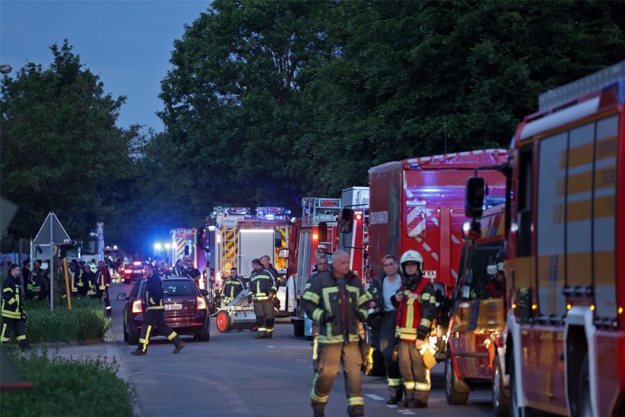 Gefahrguteinsatz im Gewerbegebiet in Glauchau: Nach Arbeitsunfall tritt Ammoniak aus - Blick zur Boschstraße, wo zahlreiche Feuerwehrfahrzeuge standen.
