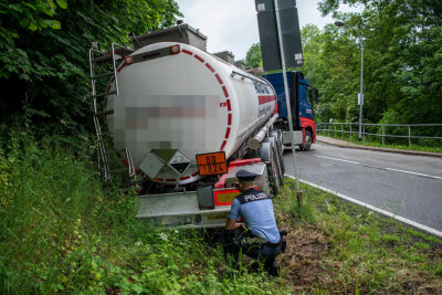 Gefahrgutlaster landet im Graben - Rochlitz entgeht Umweltkatastrophe - Ein Lkw ist zwischen Rochlitz und Biesern von der Fahrbahn abgekommen. 