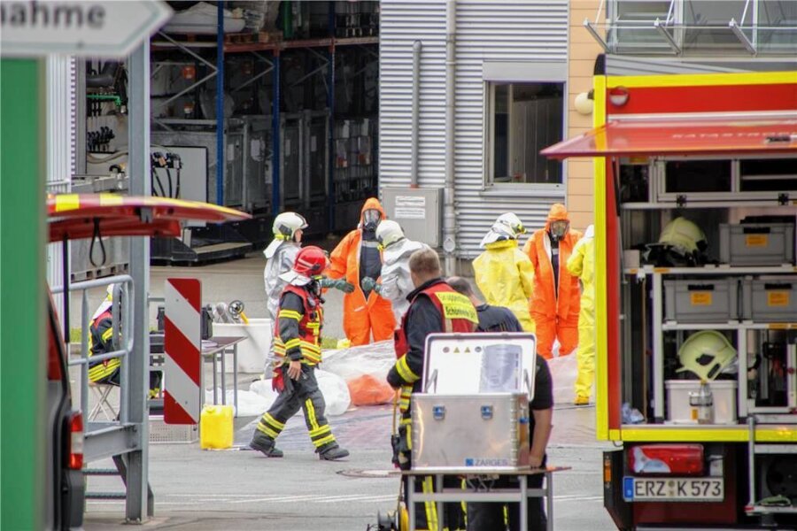 Gefahrgutzug im Einsatz: Feuerwehr rückt in Gornsdorf aus - Bei dem Einsatz in Gornsdorf trugen die Kameraden Chemikalienschutzanzüge.