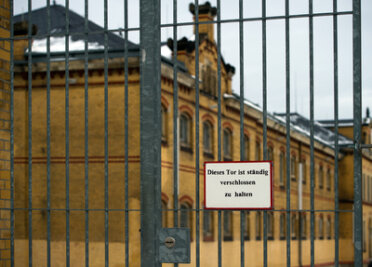 Gefangener klettert in JVA Bautzen auf Baugerüst - 