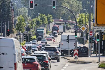 Geflüchtete in Chemnitz abgesetzt: Polizei stellt Schleuser auf B 174 - Die B 174 am Südring in Chemnitz. Über die Route werden zunehmend Geflüchtete nach Deutschland gebracht.