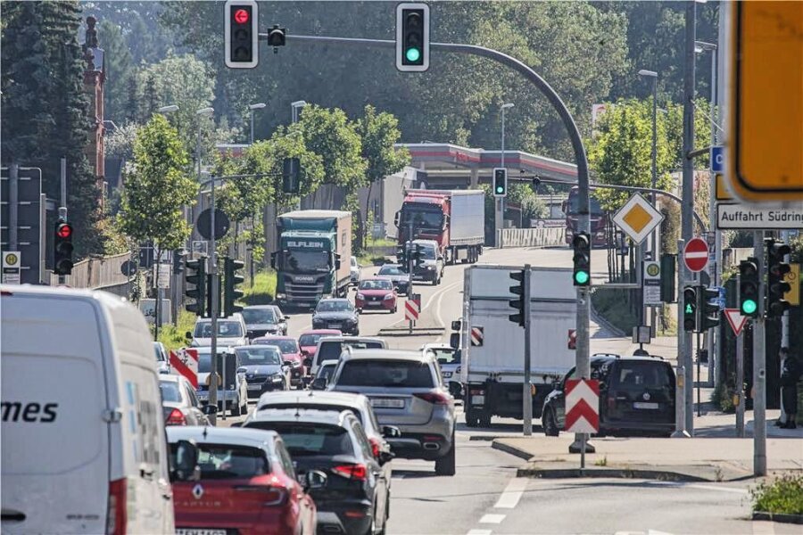 Geflüchtete in Chemnitz abgesetzt: Polizei stellt Schleuser auf B 174 - Die B 174 am Südring in Chemnitz. Über die Route werden zunehmend Geflüchtete nach Deutschland gebracht.