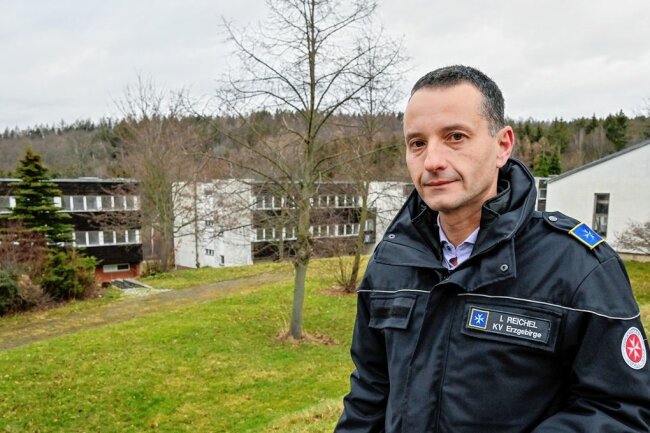 Geflüchtete in Einsiedel: Afghanische Ortskräfte beziehen Unterkunft in der kommenden Woche - Der Kreisverband der Johanniter-Unfallhilfe Erzgebirge mit Vorstand Ingo Reichel betreibt die Erstaufnahmeeinrichtung für die kommenden zwölf Monate. Die Familien werden in Häusern wie denen im Hintergrund wohnen.