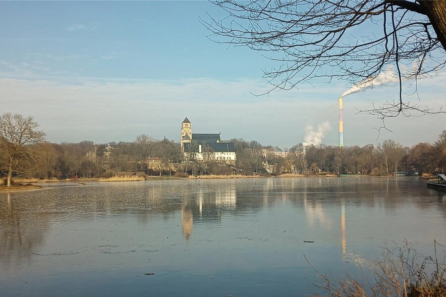 Gefrorene Gewässer: Warnung vor Betreten des Schloßteiches - Der zugefrorene aber nicht sichere Schloßteich in Chemnitz.