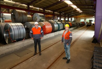 Gegen den Trend: Warum eine Stahlfirma am Auersberg an der Bahn festhält - Zurzeit können über die Gleise bei der Firma Arcelor keine Waggons rollen. Geschäftsführer Michael Nonn (links) und der technische Leiter Jörg Zierold hoffen, dass sich dies bald ändert.