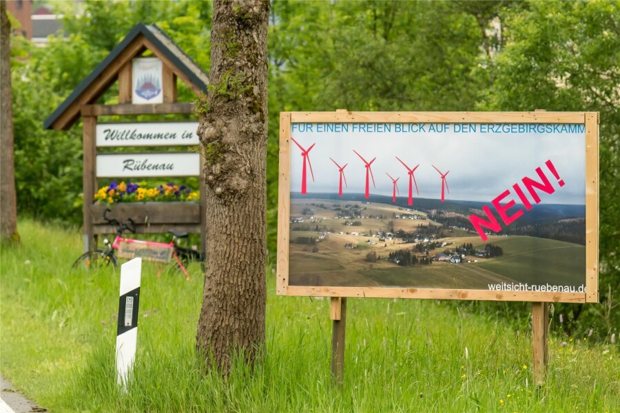 „Gegen die Ohnmacht“: In Rübenau im Erzgebirge organisiert sich Widerstand gegen Windräder im Wald - An mehreren Orten im Dorf spricht sich die „Initiative Weitsicht Rübenau“ gegen den Bau von Windkraftanlagen in der Umgebung aus.