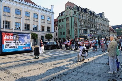 Gegen hohe Energiepreise: Erste Linken-Demo in Zwickau mit 100 Teilnehmern - Auf dem Hauptmarkt versammelten sich etwa 100 Menschen zur Kundgebung von Linkspartei und Gewerkschaftsbund. 