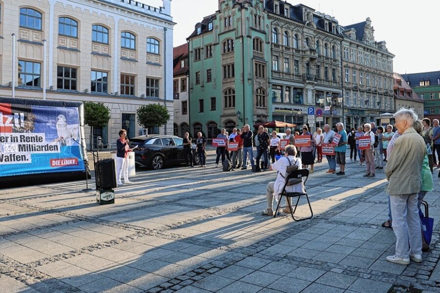 Gegen hohe Energiepreise: Erste Linken-Demo in Zwickau mit 100 Teilnehmern - Auf dem Hauptmarkt versammelten sich etwa 100 Menschen zur Kundgebung von Linkspartei und Gewerkschaftsbund. 