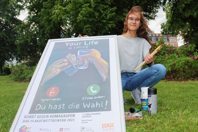 Gegen Komasaufen bei Jugendlichen: Zwickauer Schülerin gewinnt bei Plakat-Wettbewerb - Noemi Hunger zeigt ihr preisgekröntes Plakat gegen Rauschtrinken bei Jugendlichen. Inspiriert hat sie etwas ganz Alltägliches: ihr Smartphone. 