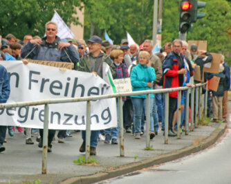 Rund 270 Menschen versammelten sich am Montagabend zu einer Menschenkette entlang der Schillerstraße, um gegen Medien, Politik, Impfpflicht oder Regierungen zu demonstrieren. 