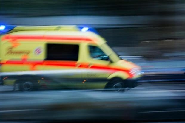 Gegen Verkehrsinsel gefahren: 68-Jährige in Hohenstein-Ernstthal schwer verletzt - 