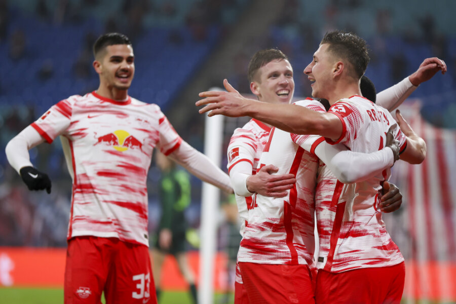 Leipzigs Spieler um Willi Orban (r) jubeln nach dem Treffer zum 1:0.
