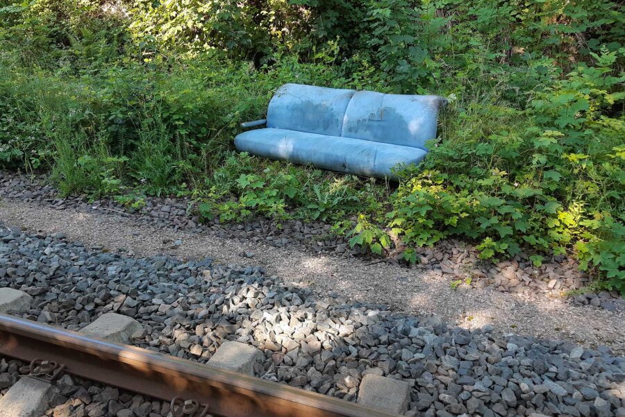 Gegenstände auf Gleis gelegt - Zeugen gesucht - Wer weiß, wem dieses Sofa gehört?