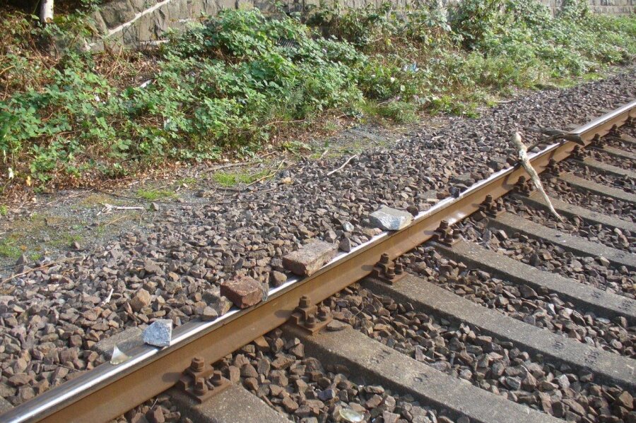 Gegenstände auf Gleise gelegt - Erzgebirgsbahn beschädigt - Unbekannte haben Steine, Betonplatten und Holzstücke auf die Gleise gelegt.